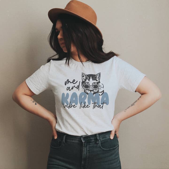 Me and Karma Vibe Like That, camiseta o cuello redondo para venta al por mayor de designtwentyfive