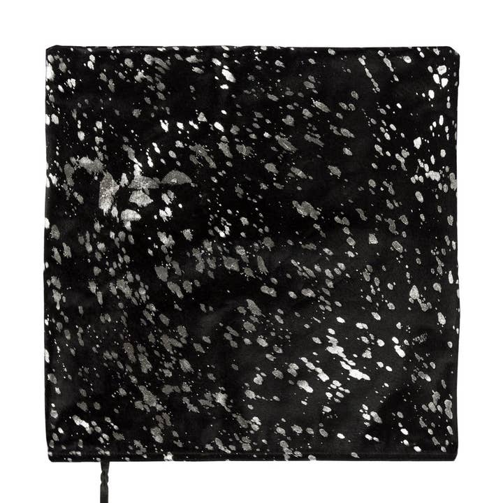Housse de coussin en cuir de vache métallisé noir et argenté pour la vente par MAHI Leather