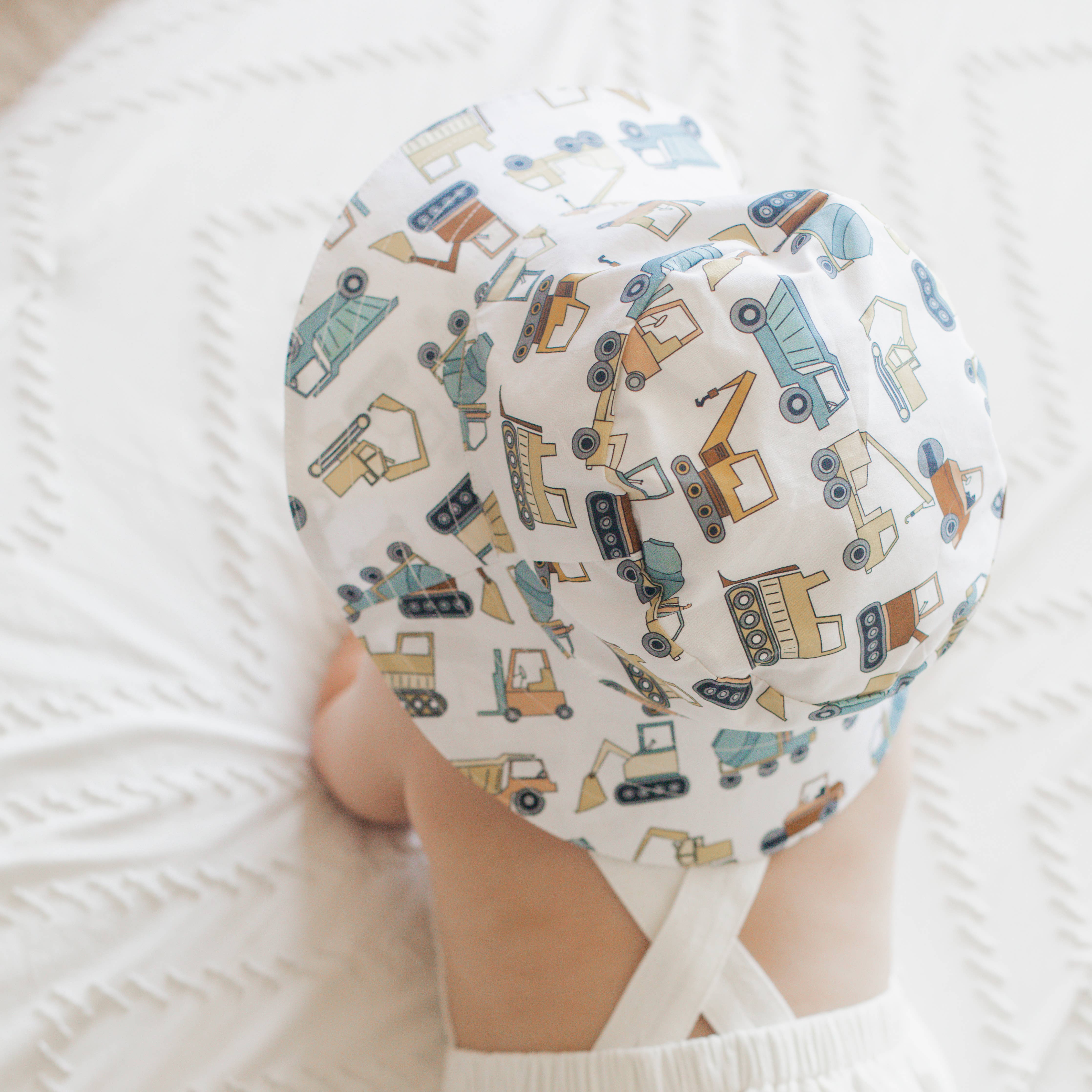 Huggalugs - Vente Chapeau de soleil – enfant - Chapeau seau Construction Trucks UPF 50+ pour bébés et tout-petits2