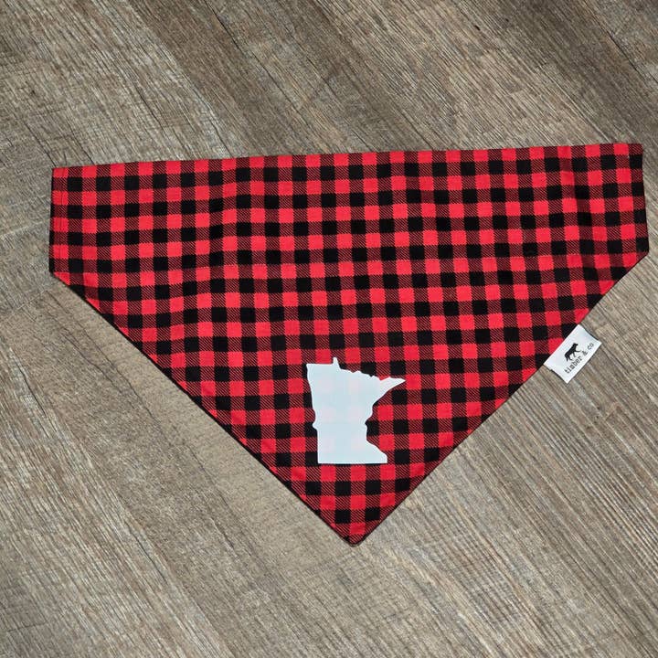 Röd buffelrutigt hundbandana med MN-stat för wholesale av Timber & Co