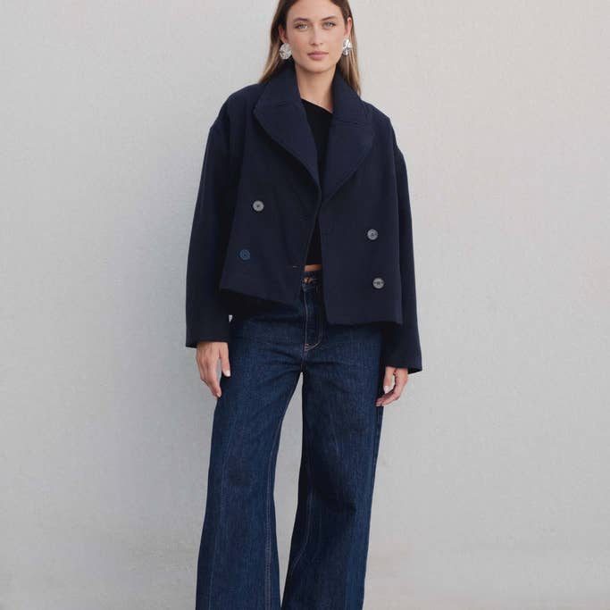 Kurzer Damenmantel aus Stoff und andere Ergebnisse für winterjacken schweizer im Großhandel. Kostenlose Rücksendungen und 60-Tage-Zahlungsziel auf Faire im Trend auf Faire.