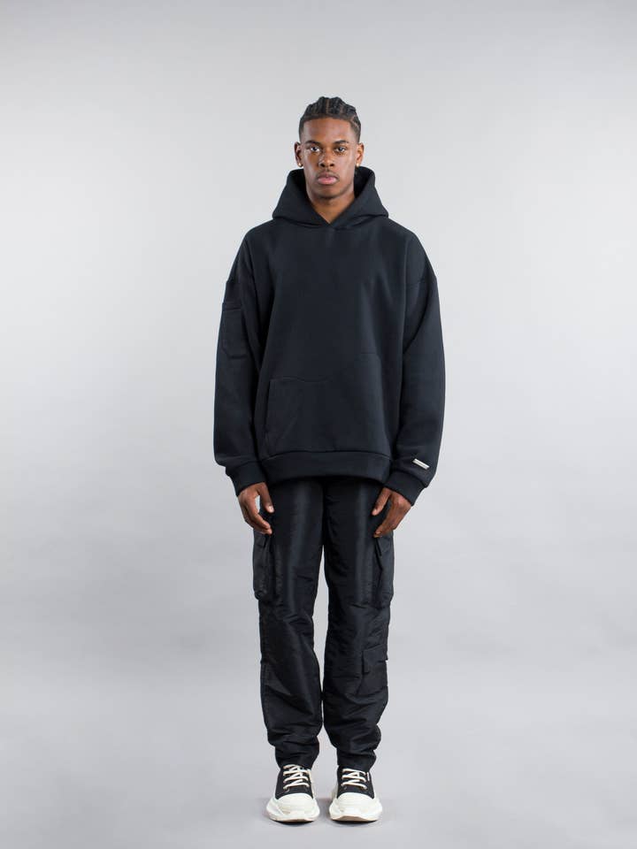 Sweat à capuche SOHO noir pour la vente par ATHRTY Amsterdam