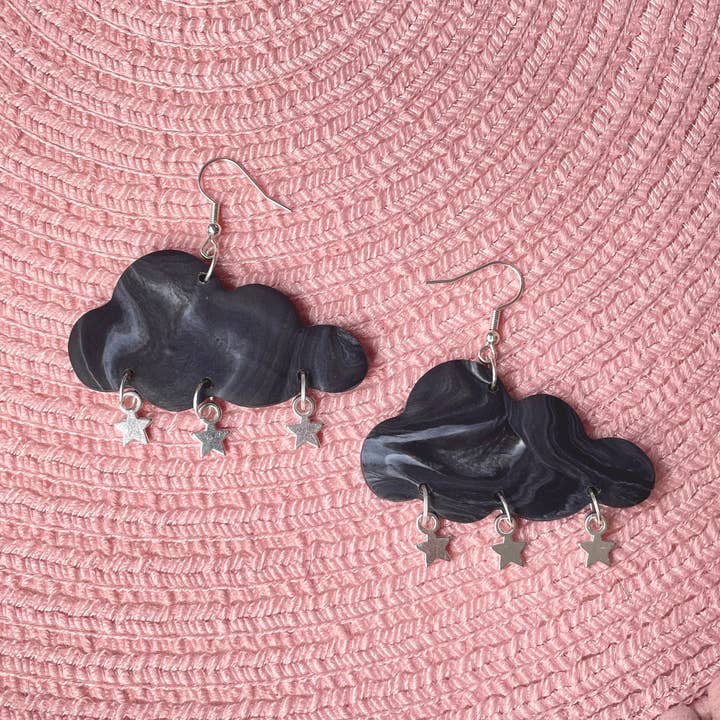 Dangly polymer lera molnformad grå för wholesale av Made By Samantha