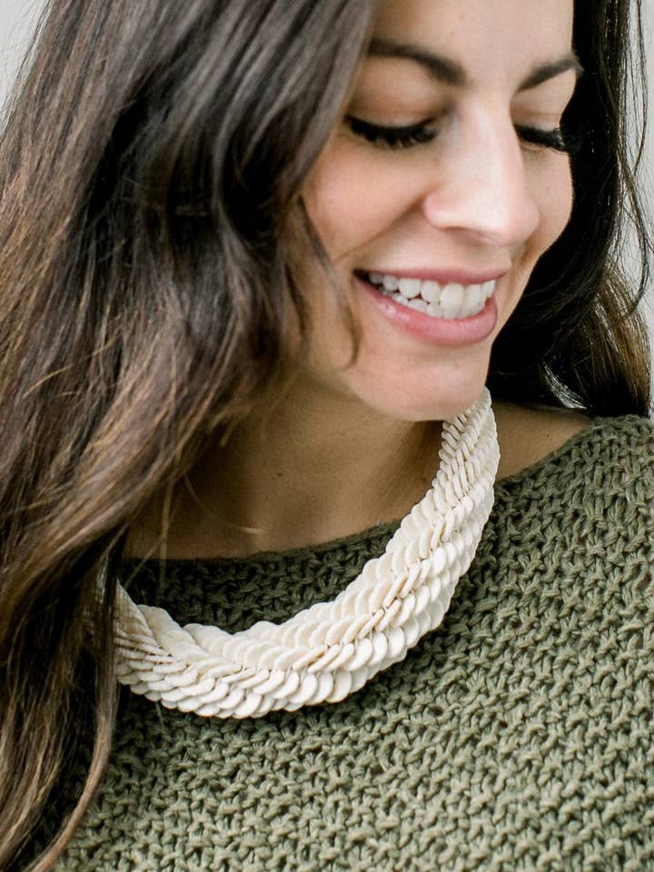 Struts Äggskal Twirl Halsband, Naturlig för wholesale av Hope Artisan Collective