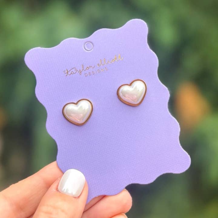 Meredith Pearl Heart Stud Örhängen - Min. 2 (E-04) för wholesale av Taylor Elliott Designs