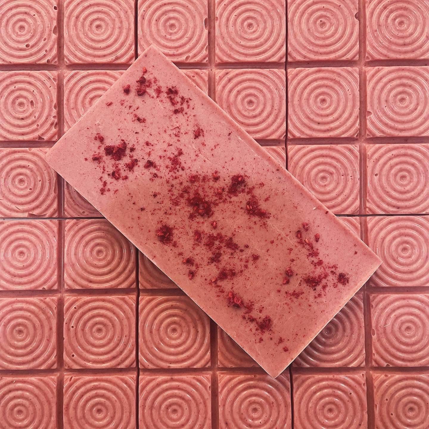 Oenomel Chocolate - Wholesale Chocolate Bar - Organic Raspberry 40% White Chocolate