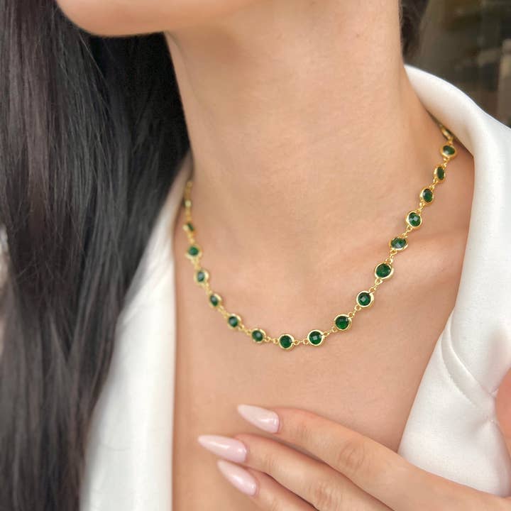 Collana girocollo con ciondolo di cristallo di smeraldo placcato oro e perline. per la vendita all'ingrosso da parte di Rossie Jewellery