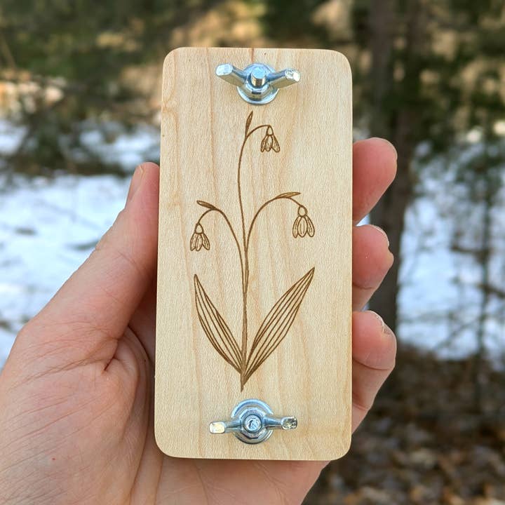 Presse à fleurs de poche avec motif de perce-neige | 5 cm x 10 cm pour la vente par Macon Makes