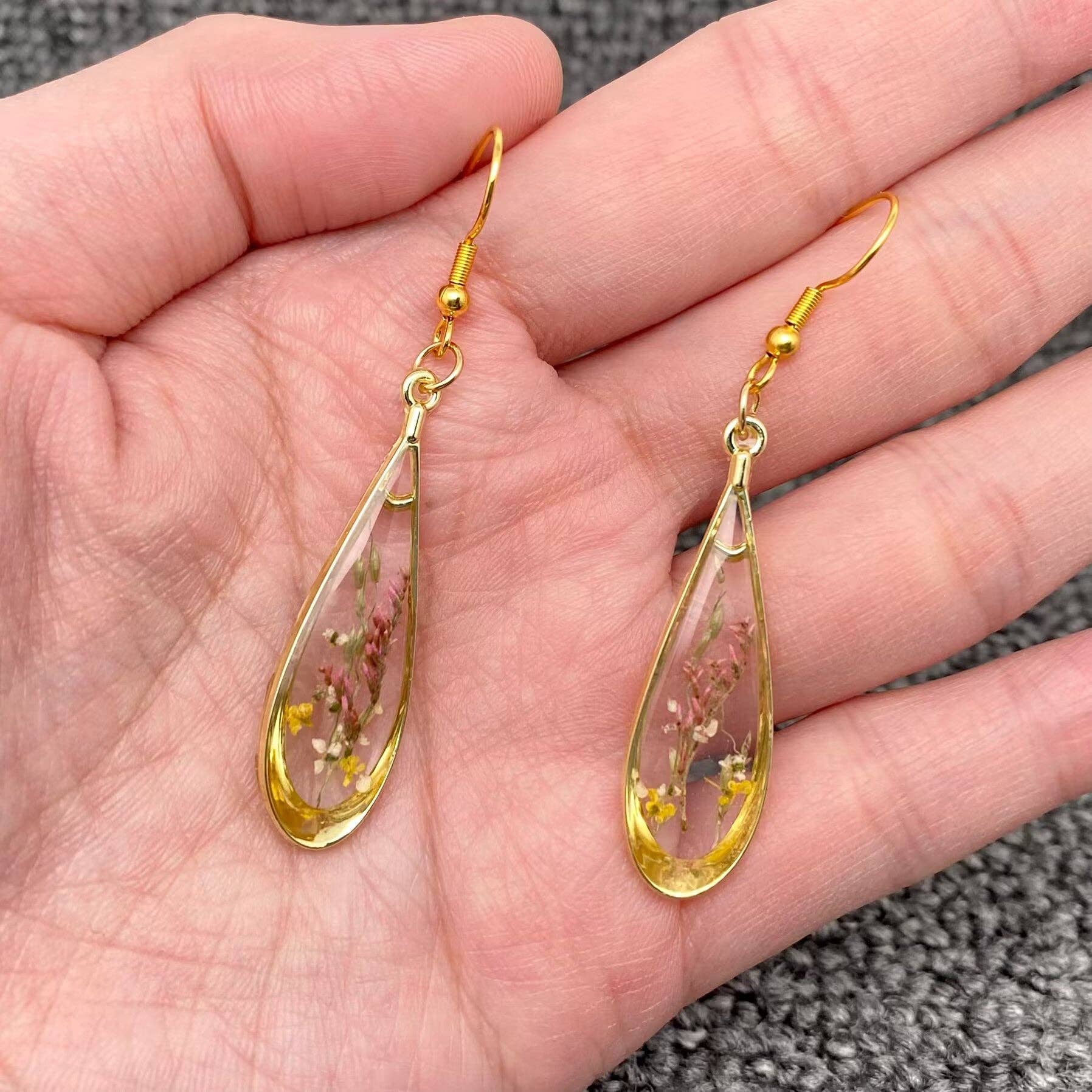 Mio Queena - Wholesale Dangle Earrings - Floral Drop Charm Pressed Dried Flowers Earrings - PDF1