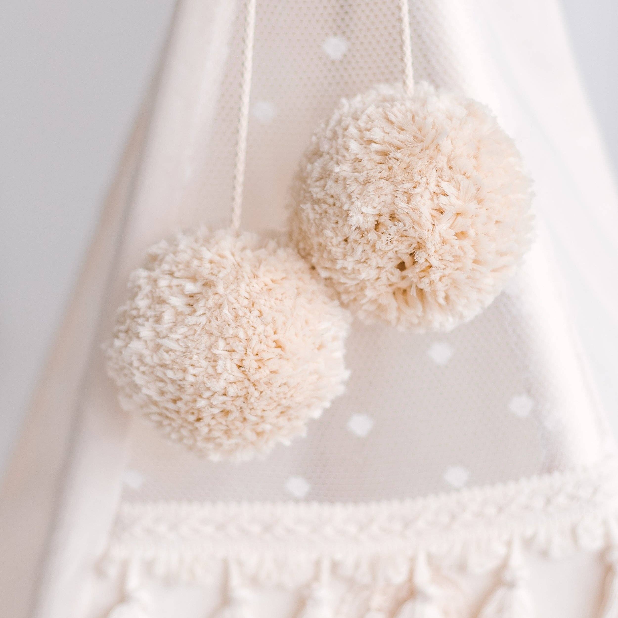 MINICAMP – Tenda - Crianças por atacado – Topos de Tenda Teepee com Pompons - Pompons Decorativos | Cor: Bege1