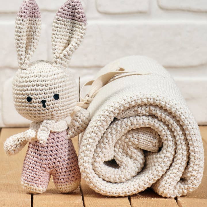 Manta de Bebé de Algodón Orgánico y Conejito de Crochet Hecho a Mano - Set de Regalo para venta al por mayor de Omnis Pura