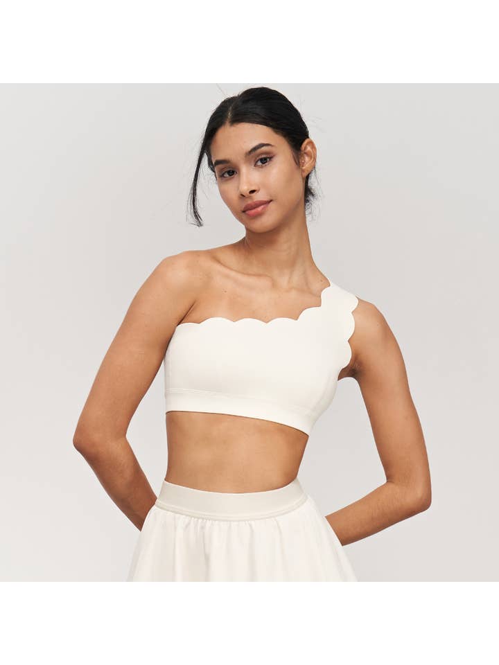 91thelabel – wholesale Sportbehåar – Dam – Helena Scalloped Sport-BH med en axel