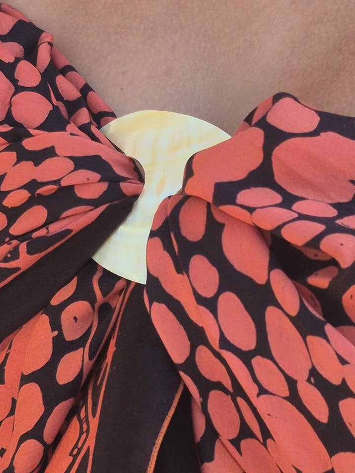 Sarong en soie noire et cuivrée pour la vente par Ollie Burwell