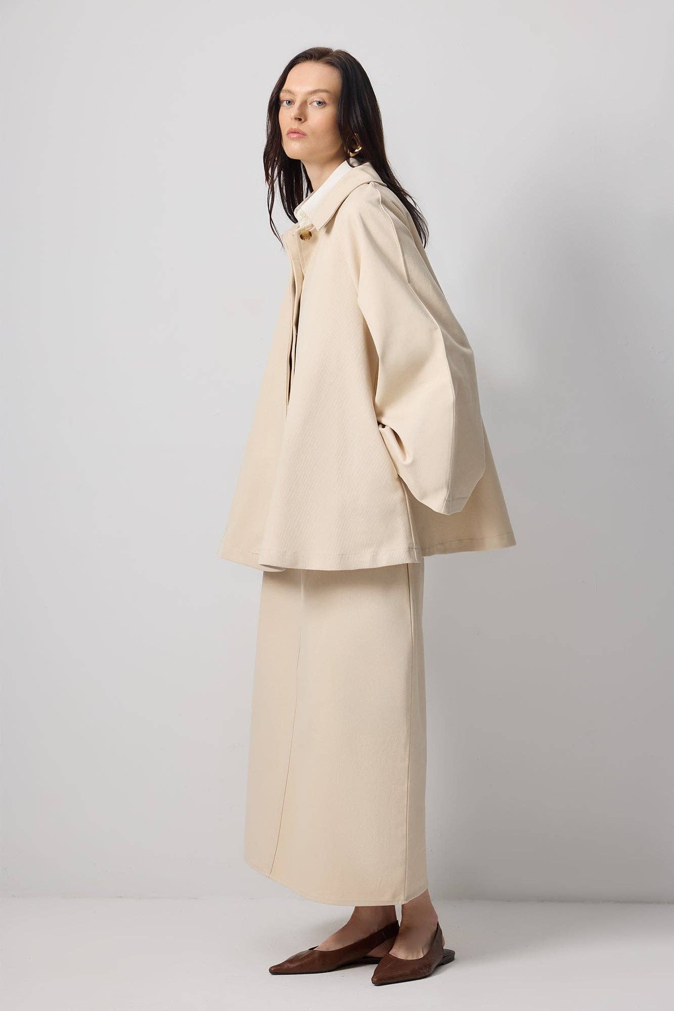 Crème Trench-coat court en gabardine de coton – Détail manches évasées en vente sur Faire2