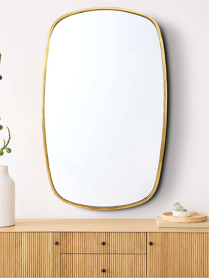 Miroir oblong en laiton - Miroir esthétique moderne pour la vente par Palmeraies
