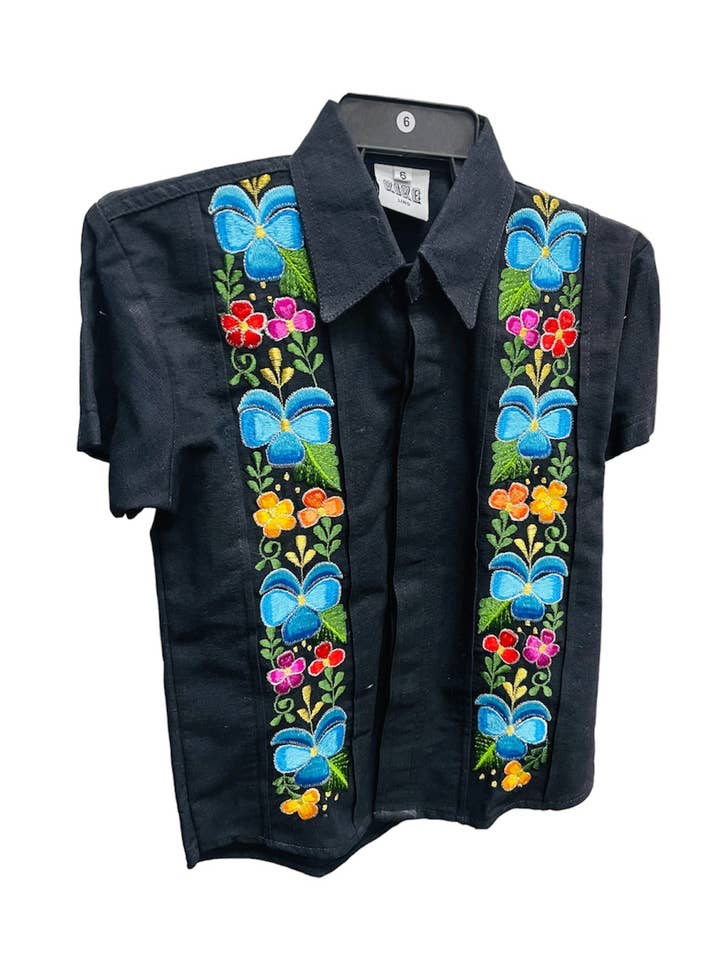 Guayabera de manga corta de lino negro para niños mexicanos con bordado floral para venta al por mayor de Cielito Lindo