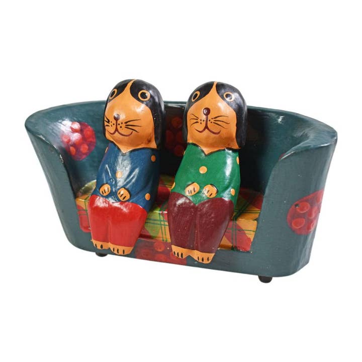 2 honden op een bloemrijke sofa, met de hand gesneden Albesia-hout voor wholesale door Shared Earth