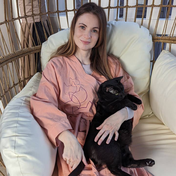 Bata con bolsillos de algodón color malva Cat Lady, fabricada en EE. UU. para venta al por mayor de Xenotees