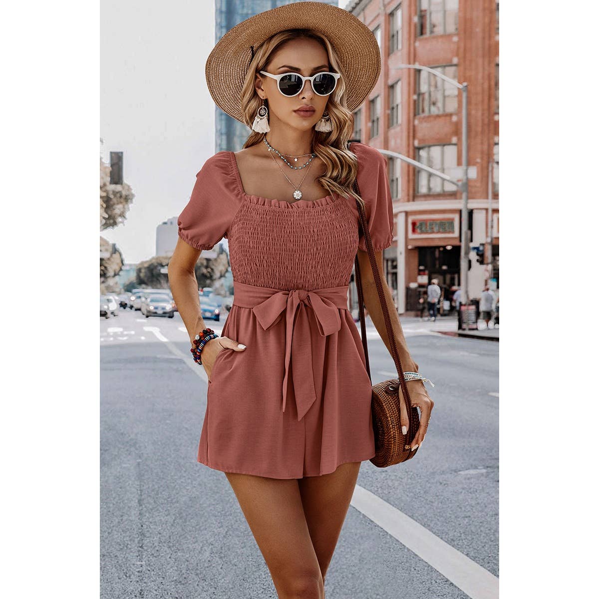 Bianco Tuta corta solida con scollo quadrato arricciato e cintura in vita. in vendita all'ingrosso su Faire10