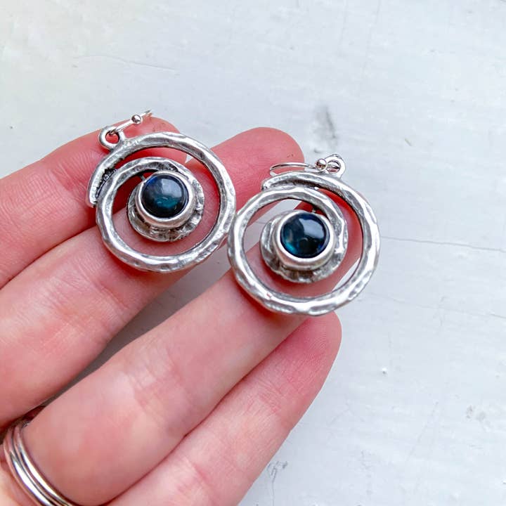 Yugen Handmade - Vente Boucles d'oreilles pendantes - Boucles d'oreilles pendantes en spirale de la voie lactée avec labradorite3