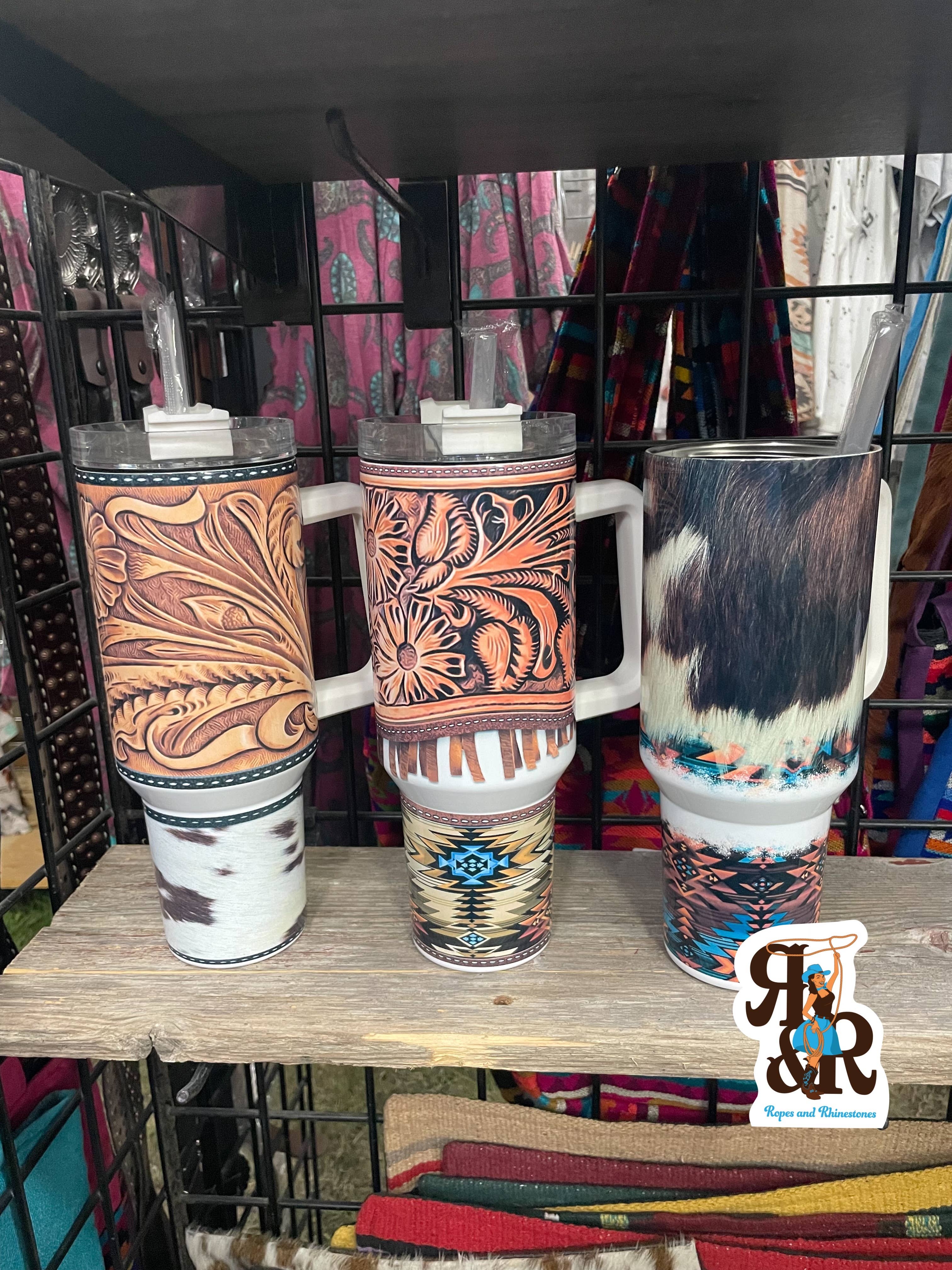 Ropes and Rhinestones – wholesale Isolerade dryckesvaror – Verktygsbearbetat läder & kohudstryck 40 oz kopp Grossist1