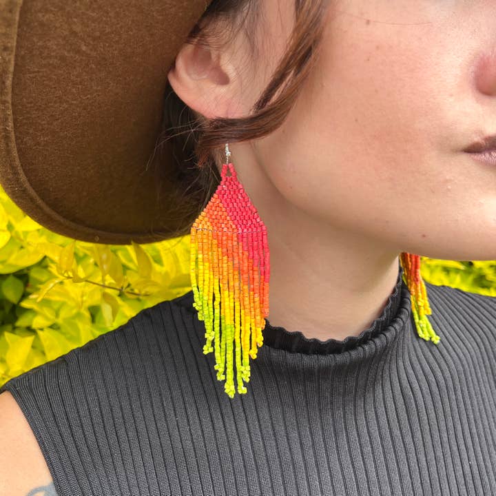 Statement øreringe i symmetrisk og elegant ombre design for engroshandel hos Los Colores de la Tierra