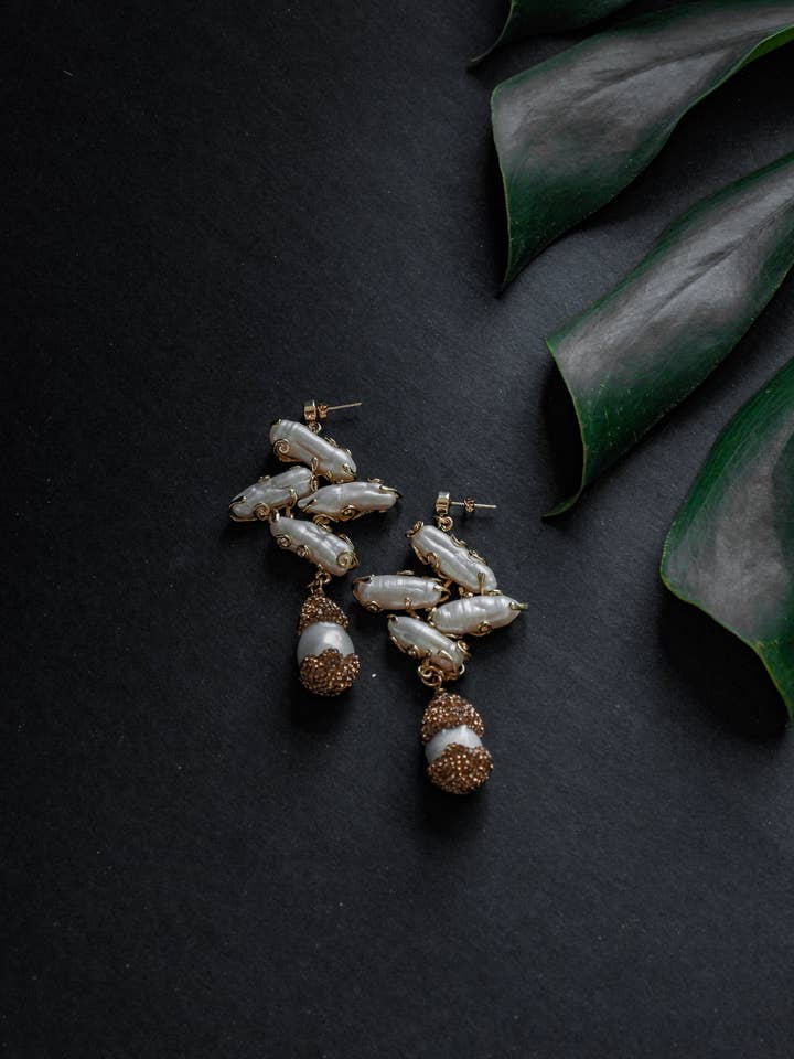 Officiële oorbellen van Navarro met parel- en champagnekristal voor wholesale door Navarro Official