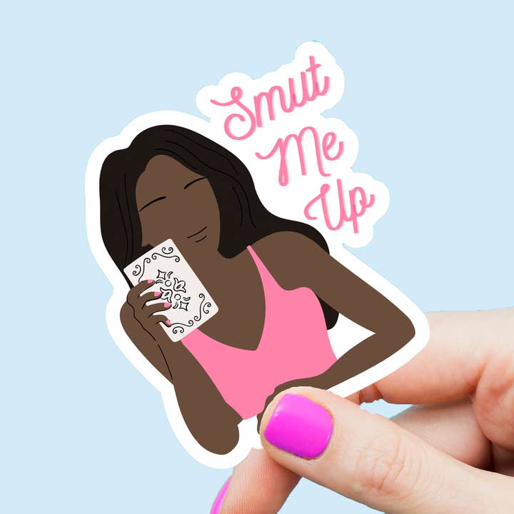 Boekenliefhebber Cadeau - Romantische Lezer Sticker - Smut Me Up Zwart Haar met Donkere Huid Weerbestendige Vinylsticker voor wholesale door Jibbly