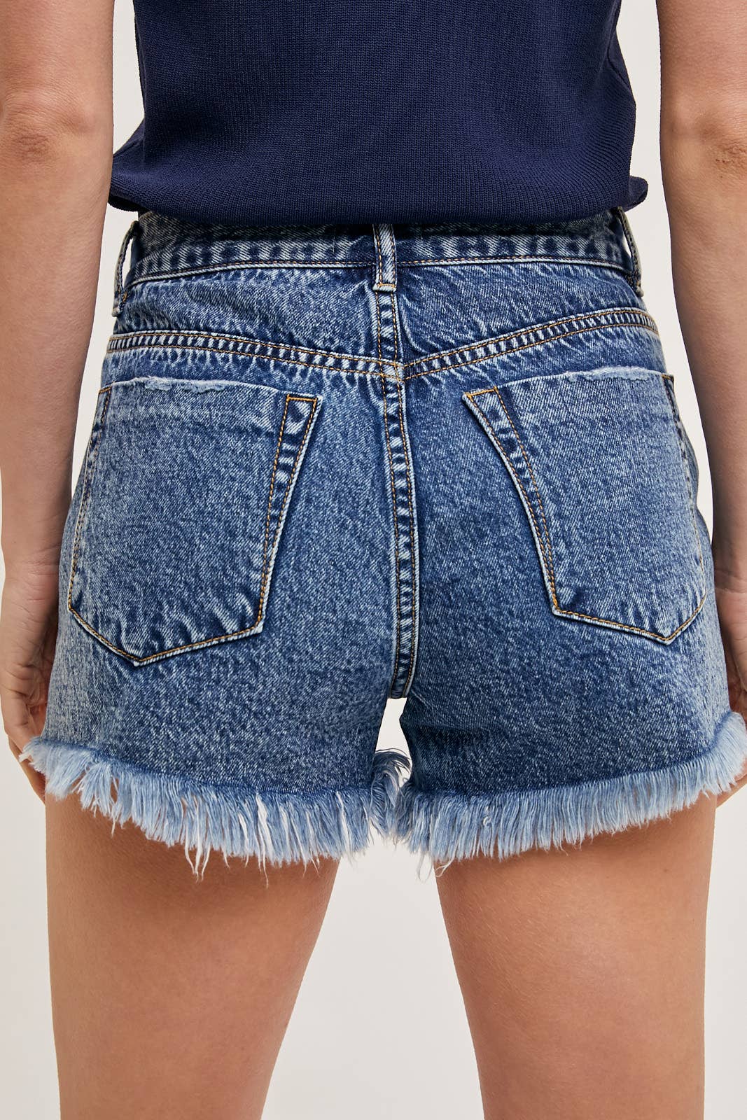 Bluivy - Vendita all'ingrosso Pantaloncini - Donna - SHORTS IN DENIM CON ORLO STRAPPATO5