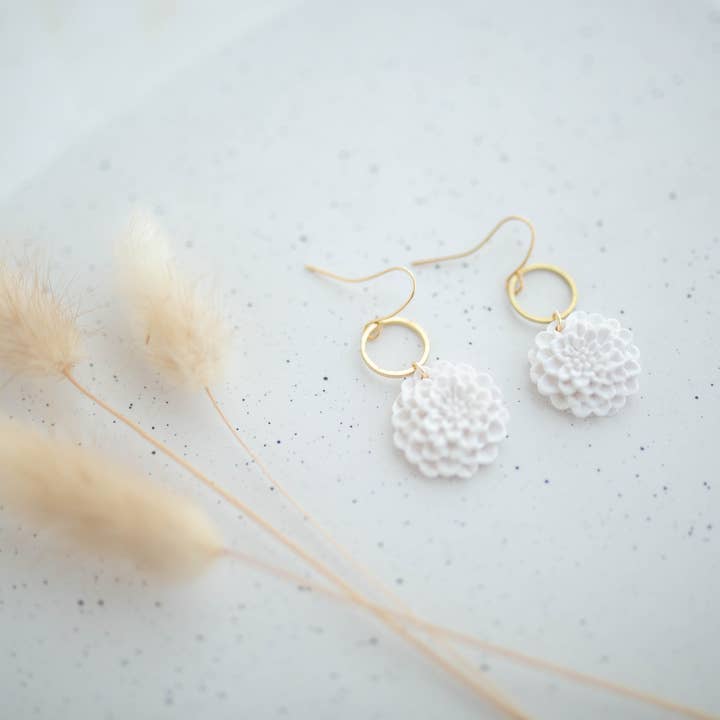 Hazel n Blue – wholesale Hängande örhängen – Lerörhängen | Små Dahlia Dingles8