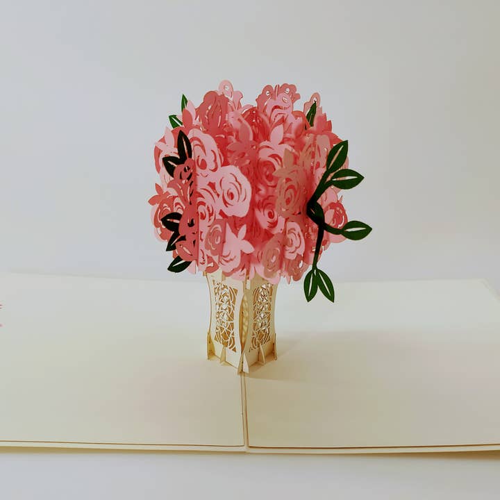 Vase of roses for wholesale by laviedessouvenirs