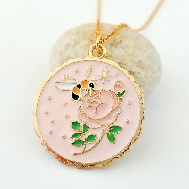 Halsketting met bloembijen, halsketting in de natuur voor wholesale door Piccadilly Pendants