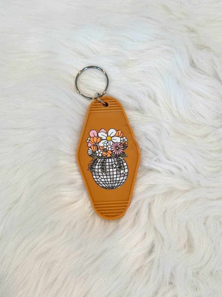 Porte-clés de motel "Dog Mom" – Turquoise (Copie) pour la vente par Blonde Sausage Co.