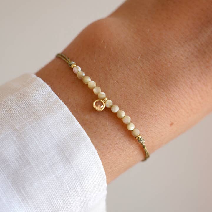 Victoire Collection - Wholesale Charm/Dangle Bracelet - White mother-of-pearl & pale pink zirconium pearl bracelet