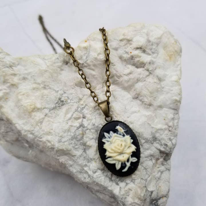 The Pretty Jewellery – Großhandel Kette mit Anhänger/Charm – Schwarze Blumen-Rosen-Cameo-Anhänger-Halskette2