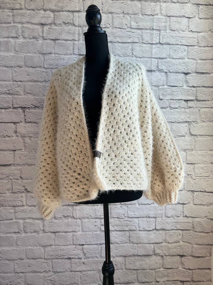 Cárdigan de color crema suave. Jersey de ganchillo inspirado en Ethereal Garden/Fairy. Cárdigan hexagonal para venta al por mayor de Willow And The Wolf Co
