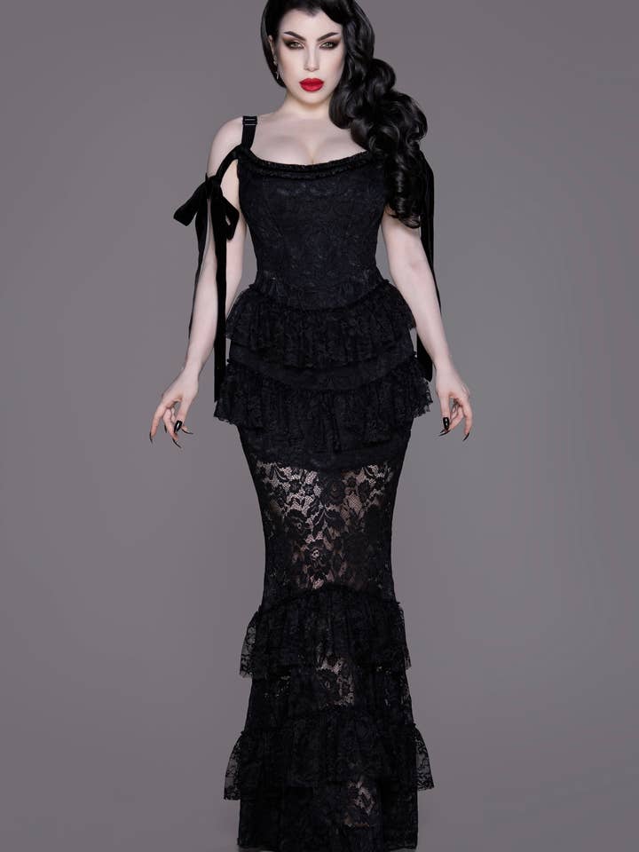 Abito a sirena in pizzo unicorno - Abito in pizzo floreale nero con maniche in velluto e balze a cascata (Edizione Incanto Oscuro) per la vendita all'ingrosso da parte di Weasel Wear