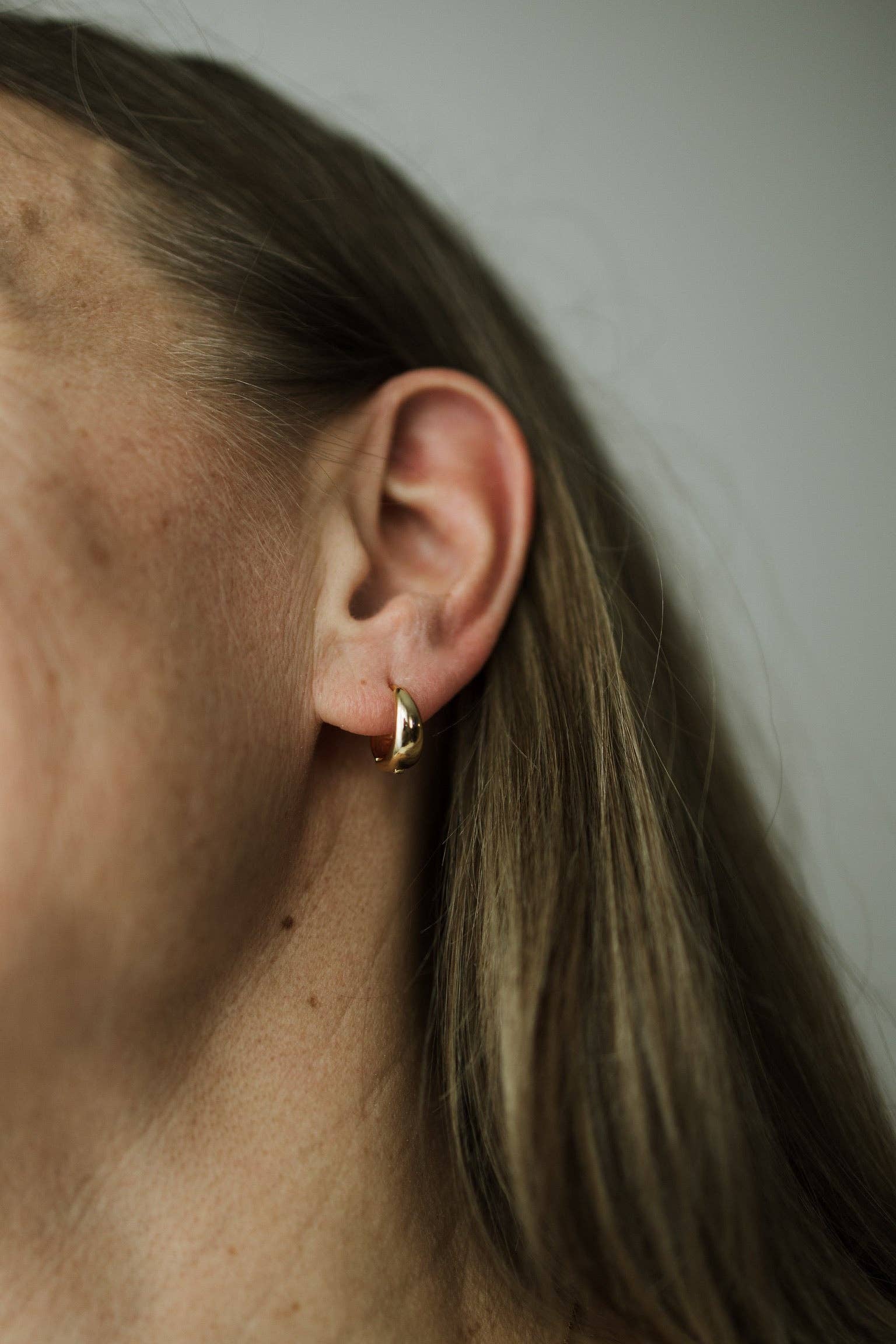 Sydney Rose Co. - Vendita all'ingrosso Orecchini a cerchietto - Huggie Hoops a forma di goccia4