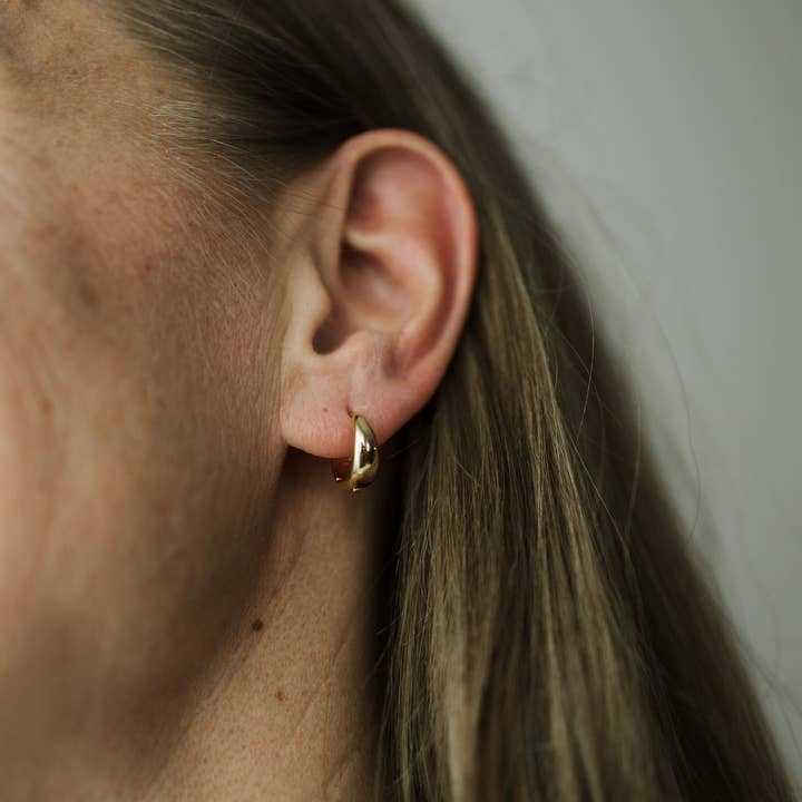 Sydney Rose Co. - Vendita all'ingrosso Orecchini a cerchietto - Huggie Hoops a forma di goccia4