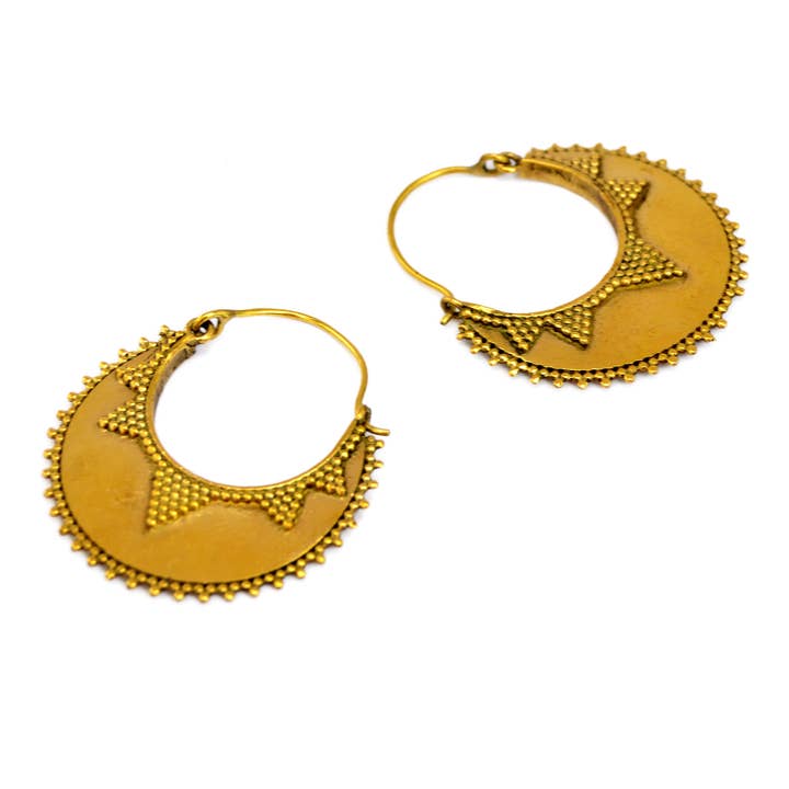 Boucles d’oreilles créoles indiennes en laiton fait main pour la vente par Gypsy Winds Bcn