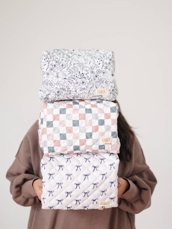 Pochette Trapuntata per Donne – Grande Borsa Organizer per Trucco, Astuccio per Toilette in Piedi, Ampia Apertura con Cerniera, Graziosa Pochette da Viaggio per la vendita all'ingrosso da parte di Frederick Family Co.