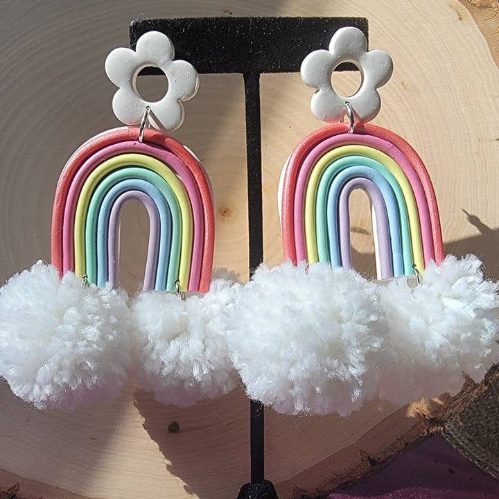 Daisy Rainbow-oorbellen met pompons | Rainbow Polymer Clay E voor wholesale door Knotty4Klay