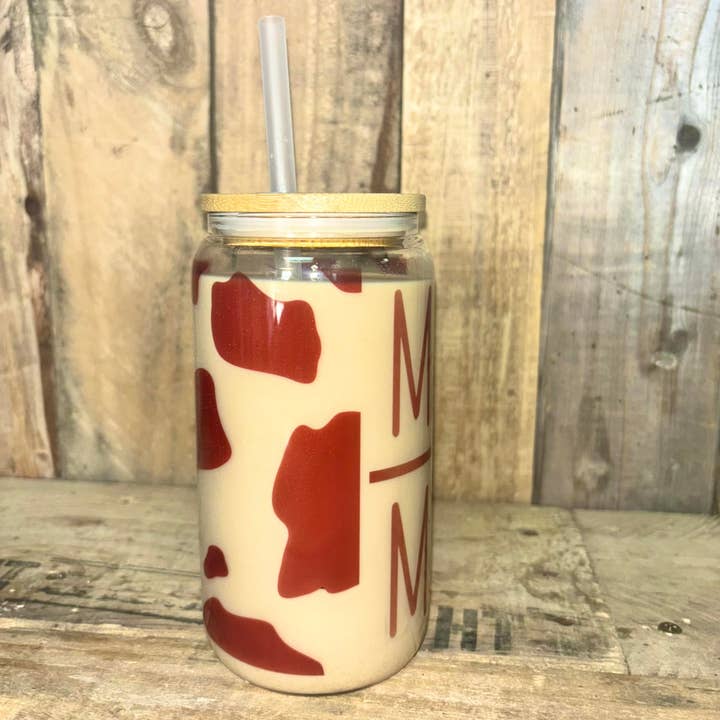 Sage & Soil – Großhandel Trinkglas/Tasse – Braune Kuhdruck Mama Klarglasbecher2