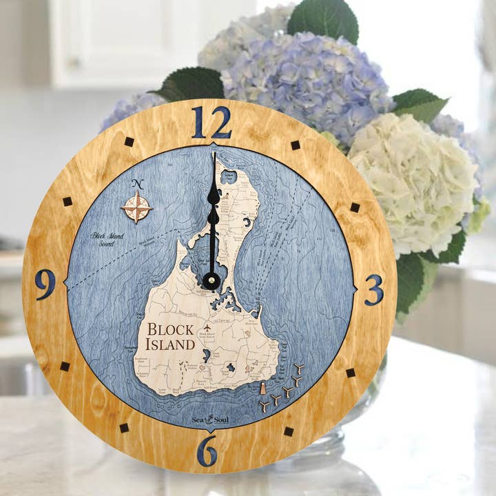 Horloge murale en bois avec carte nautique 3D de Block Island - 2 niveaux pour la vente par Sea & Soul Nautical Chart Art