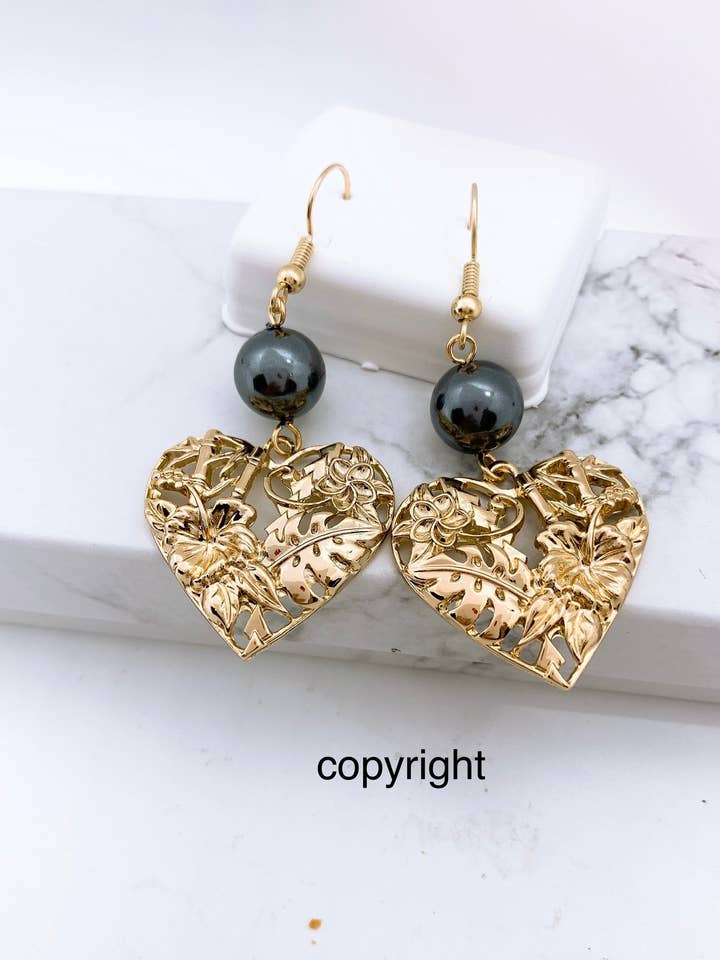 Corazón con hoja de Monstera de bambú Flores de hibisco plumeria: Pendiente Hamilton de oro con perlas de concha para venta al por mayor de Anela's Jewelry