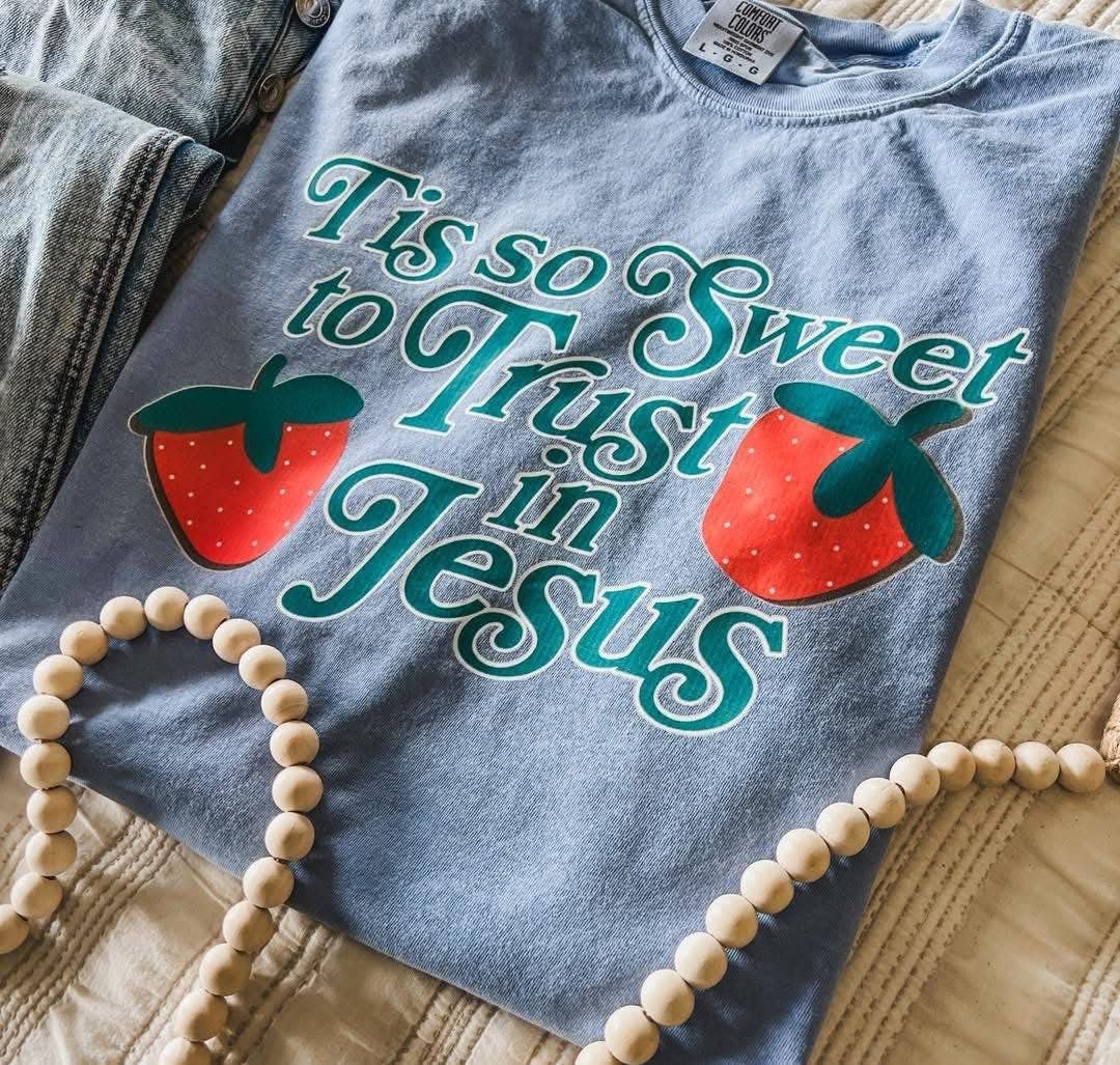 ZZ Threadz – T-shirt estampada - Mulher por atacado – Tão Doce Confiar em Jesus T-shirt Gráfica de Fé Comfort Colors