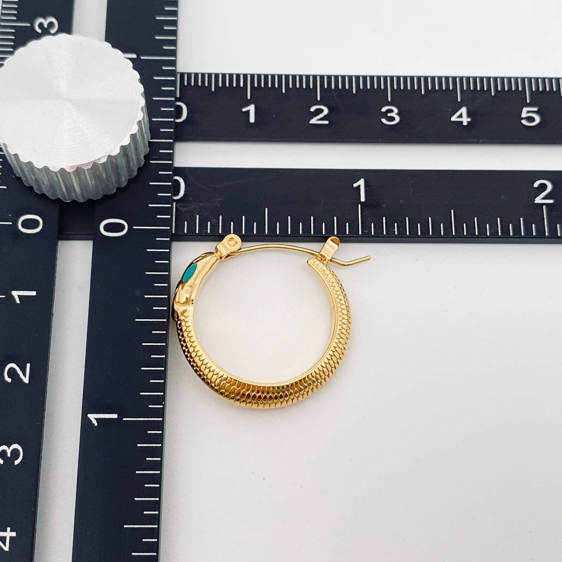 Mio Queena – wholesale Hoop-örhängen – Emalj Green Eyes Snake 18K guldpläterade Hoop-örhängen - FGS4