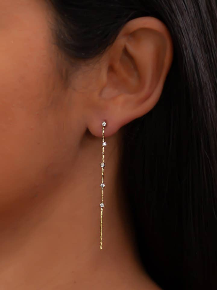 Orecchino pendente con topazio bianco per la vendita all'ingrosso da parte di We R Brand