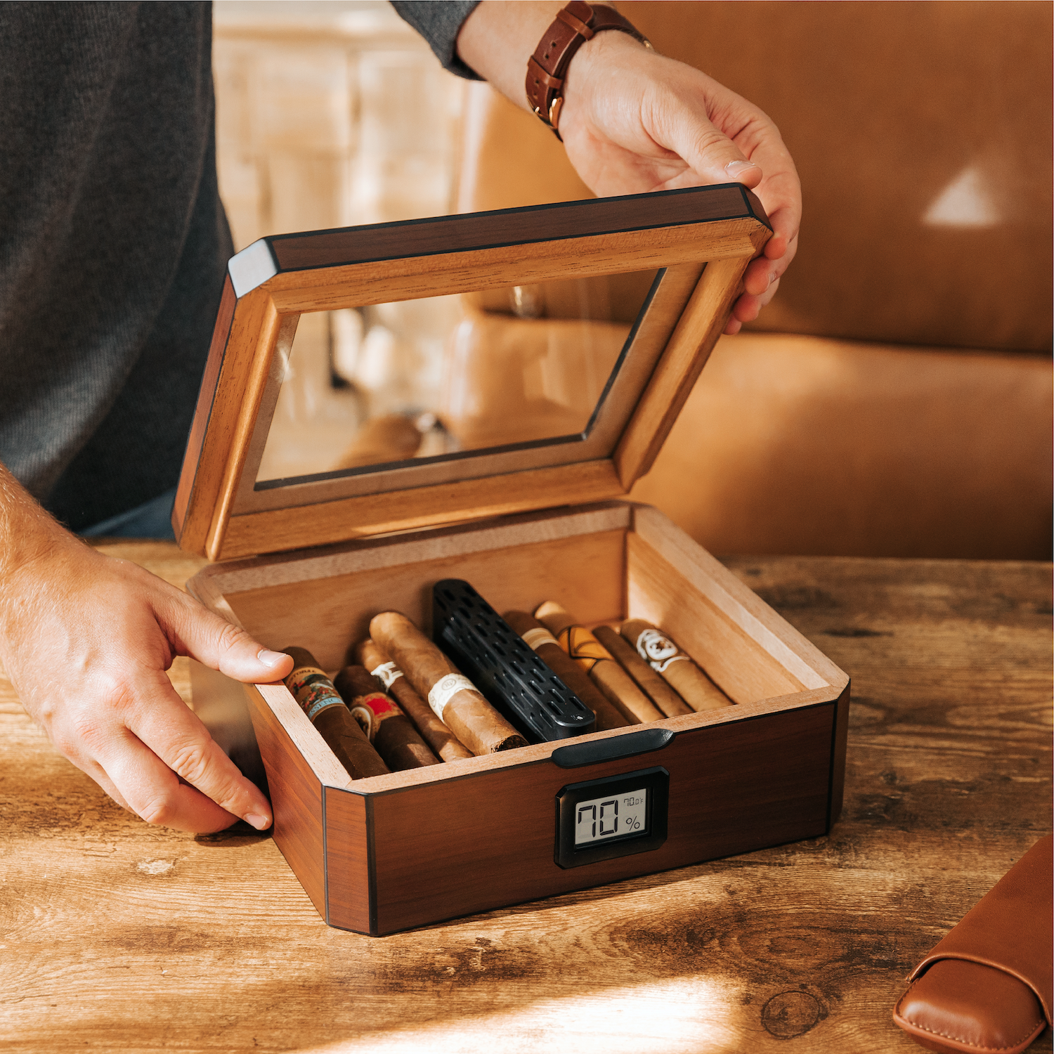 Case Elegance – Großhandel Humidor/Zigarrenzubehör – MAG Humidor mit Walnuss-Finish7