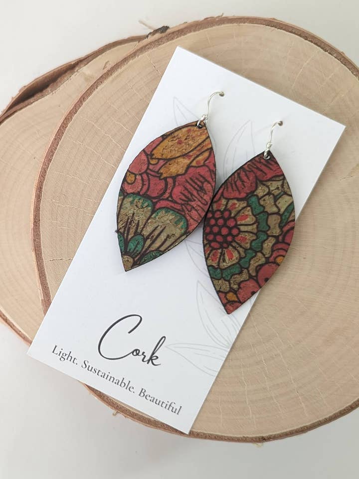 Rød Gul Blå Dahlia Kork Øreringe - Stor Blad for engroshandel hos Hello Lovely Cork Co.